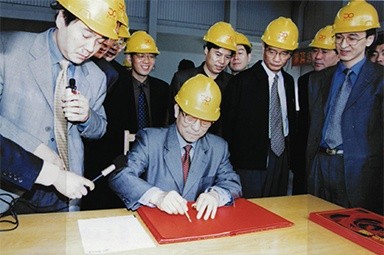 2002年4月3日，時任浙江省省長柴松岳視察景興工業園